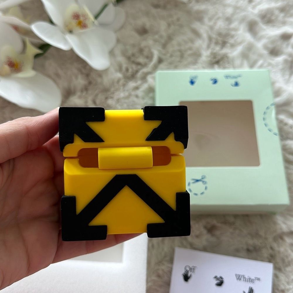 Off-White Arrow Logo Airpods Pro Case - Picture 6 of 7